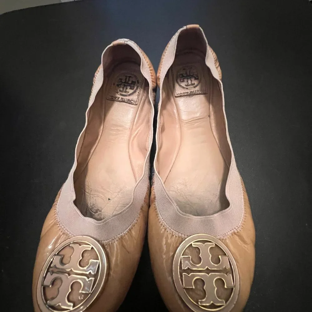 Tory Burch size 8.5 carolina ballerina flat shoes patent round toe stretch tan